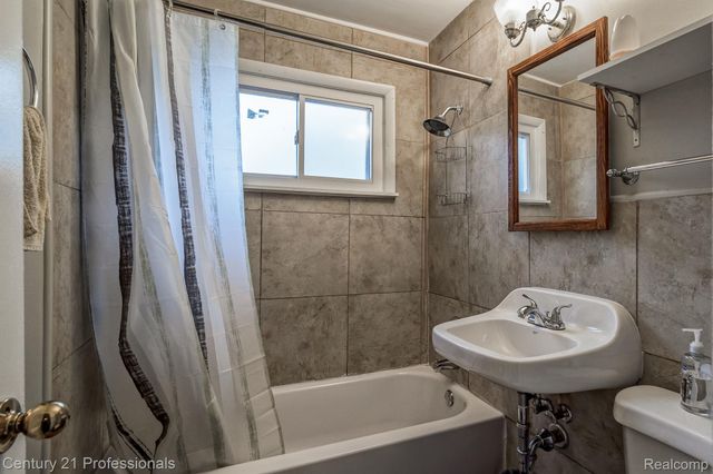 34038 CASEVILLE Court, Westland, MI 48186