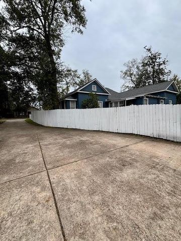 210 E Phillips Street, Conroe, TX 77301