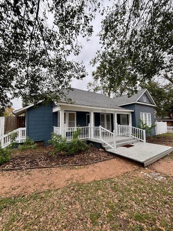 210 E Phillips Street, Conroe, TX 77301