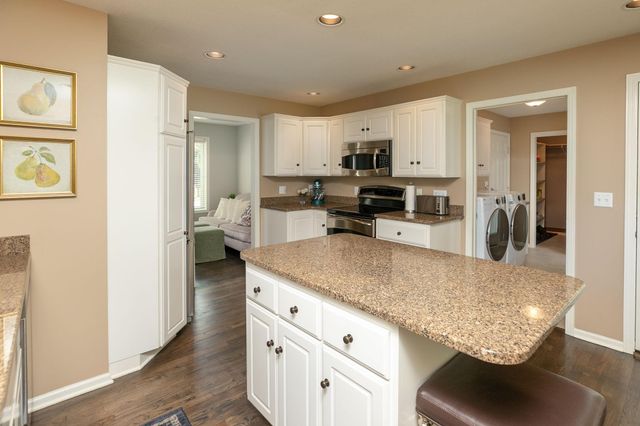 810 Foxcroft Circle SW, Rochester, MN 55902