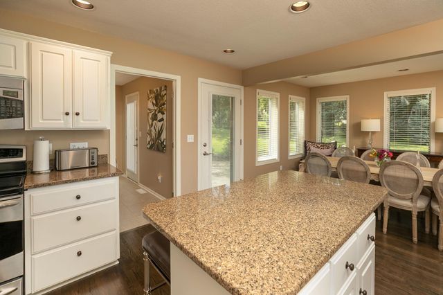 810 Foxcroft Circle SW, Rochester, MN 55902