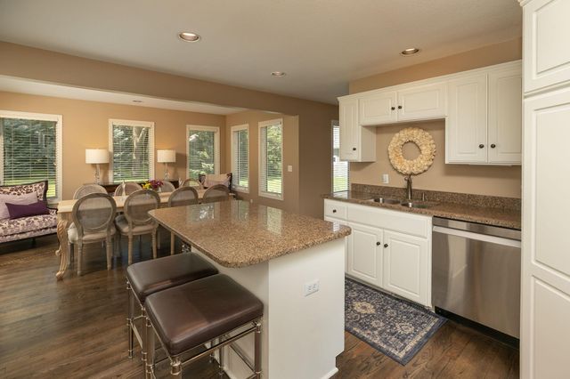 810 Foxcroft Circle SW, Rochester, MN 55902