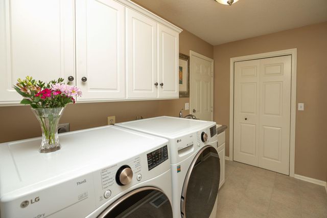 810 Foxcroft Circle SW, Rochester, MN 55902