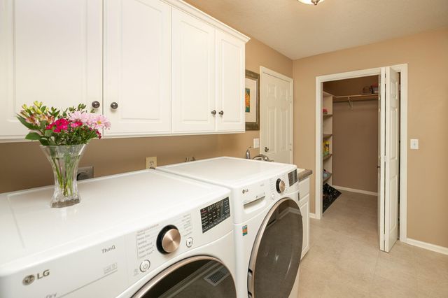 810 Foxcroft Circle SW, Rochester, MN 55902