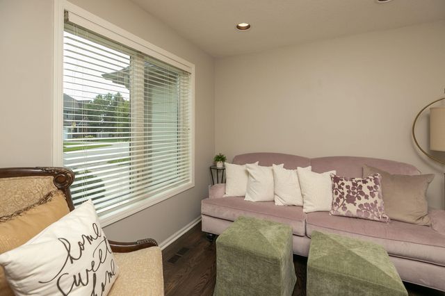 810 Foxcroft Circle SW, Rochester, MN 55902