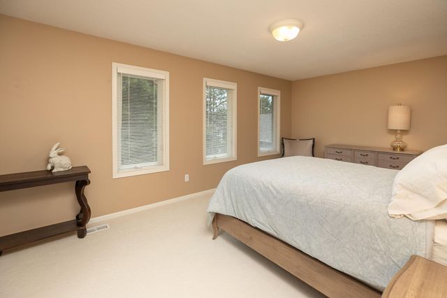 810 Foxcroft Circle SW, Rochester, MN 55902