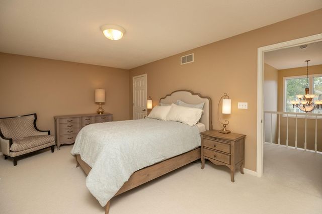 810 Foxcroft Circle SW, Rochester, MN 55902