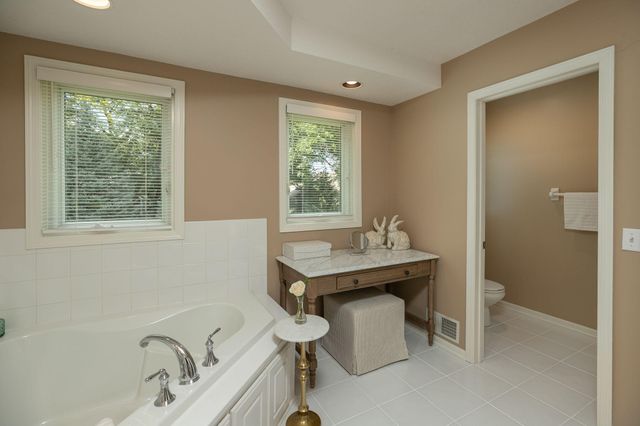 810 Foxcroft Circle SW, Rochester, MN 55902