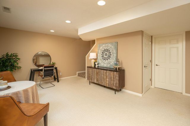 810 Foxcroft Circle SW, Rochester, MN 55902