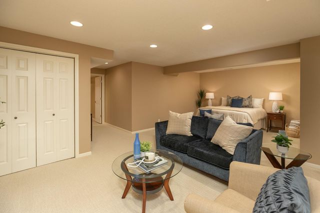 810 Foxcroft Circle SW, Rochester, MN 55902