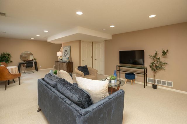 810 Foxcroft Circle SW, Rochester, MN 55902