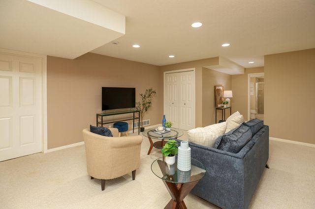 810 Foxcroft Circle SW, Rochester, MN 55902