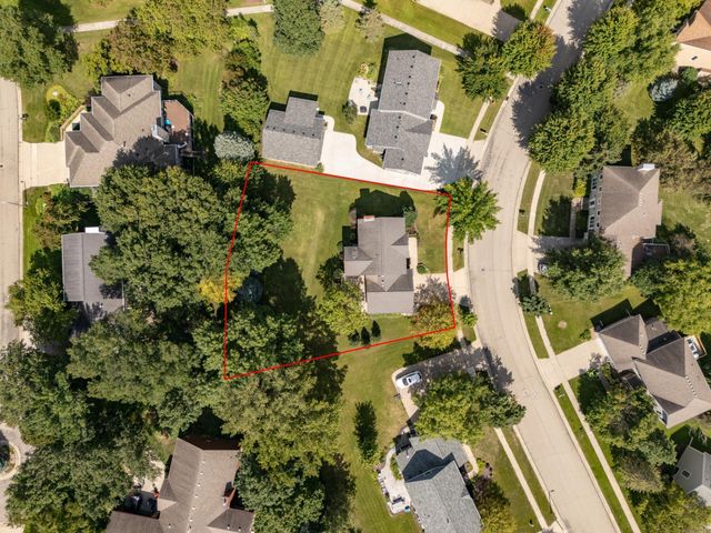 810 Foxcroft Circle SW, Rochester, MN 55902