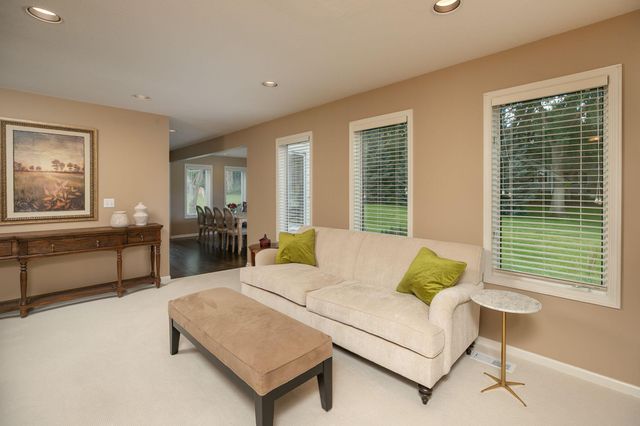 810 Foxcroft Circle SW, Rochester, MN 55902