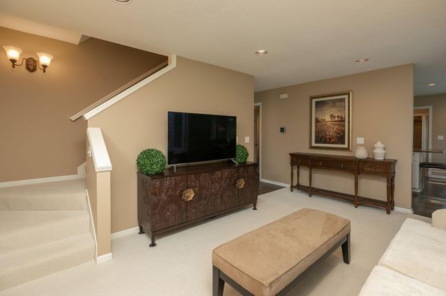 810 Foxcroft Circle SW, Rochester, MN 55902