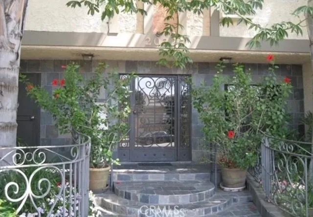 20327 Saticoy Street 102, Winnetka, CA 91306