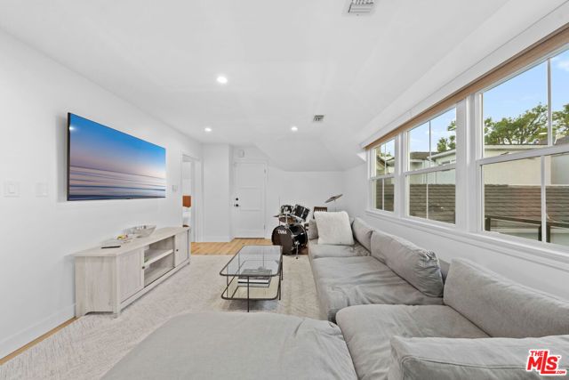 228 S Hudson Avenue, Los Angeles, CA 90004