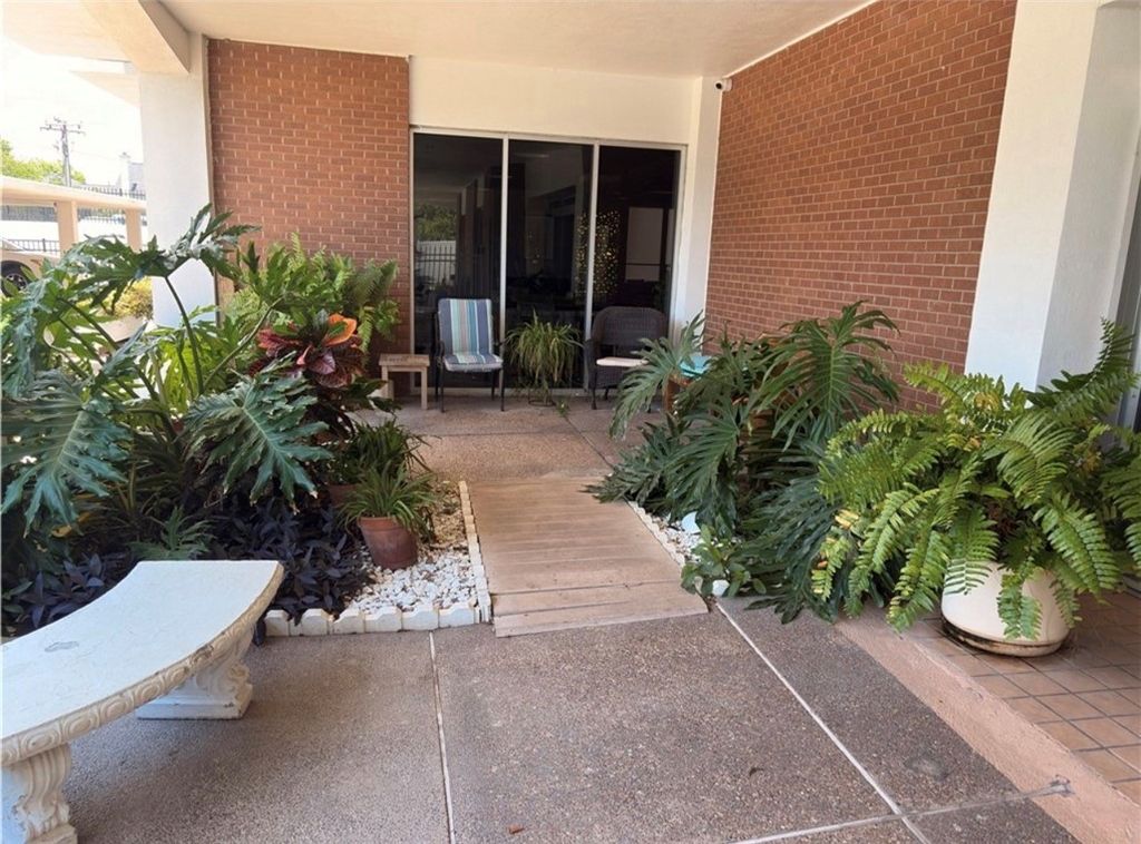 715 Upper Broadway 304, Corpus Christi, TX 78401 — photo 2