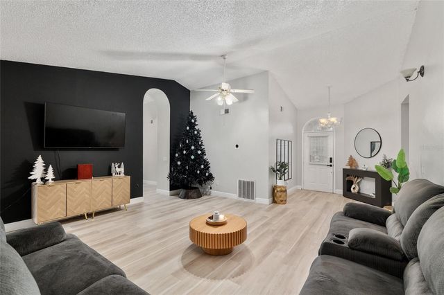 306 OAK TRACK RADIAL, Ocala, FL 34472