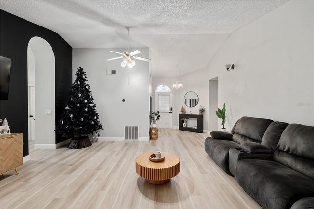 306 OAK TRACK RADIAL, Ocala, FL 34472