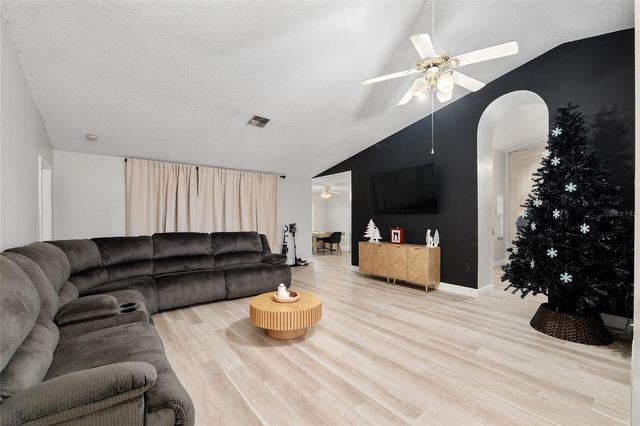 306 OAK TRACK RADIAL, Ocala, FL 34472