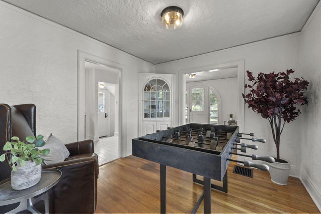 1875 Roxbury Road, Upper Arlington, OH 43212