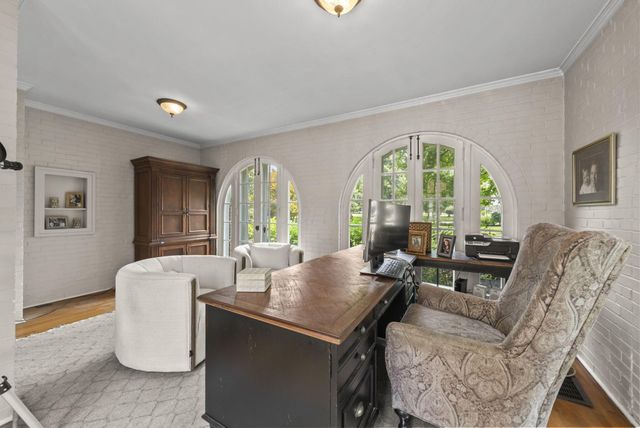 1875 Roxbury Road, Upper Arlington, OH 43212