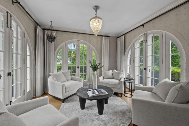 1875 Roxbury Road, Upper Arlington, OH 43212