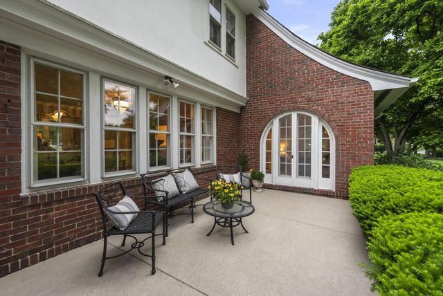 1875 Roxbury Road, Upper Arlington, OH 43212
