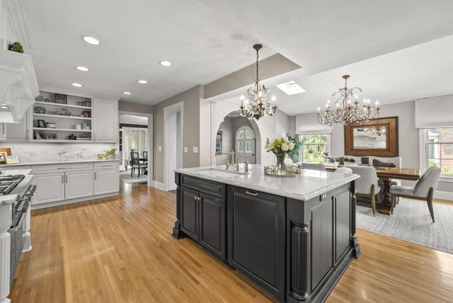 1875 Roxbury Road, Upper Arlington, OH 43212