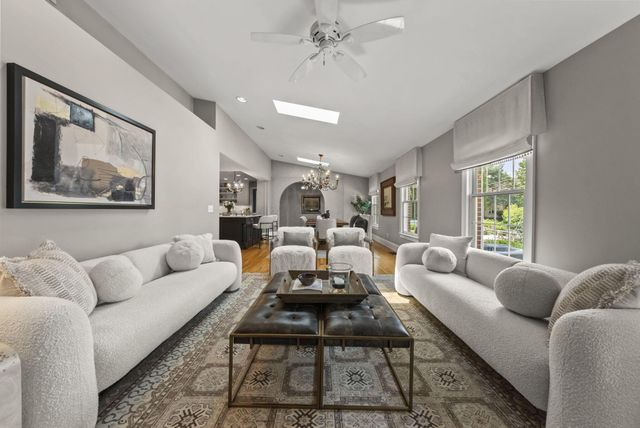 1875 Roxbury Road, Upper Arlington, OH 43212