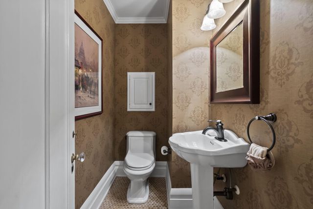 1875 Roxbury Road, Upper Arlington, OH 43212