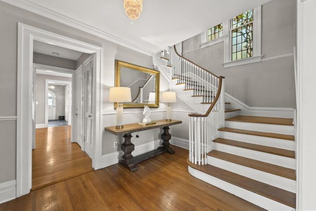 1875 Roxbury Road, Upper Arlington, OH 43212