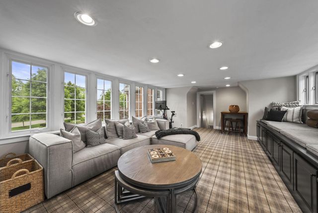 1875 Roxbury Road, Upper Arlington, OH 43212