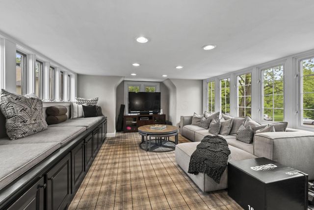 1875 Roxbury Road, Upper Arlington, OH 43212