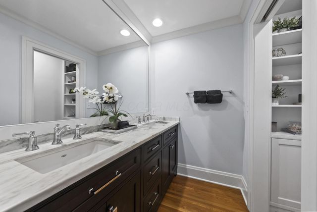 1875 Roxbury Road, Upper Arlington, OH 43212