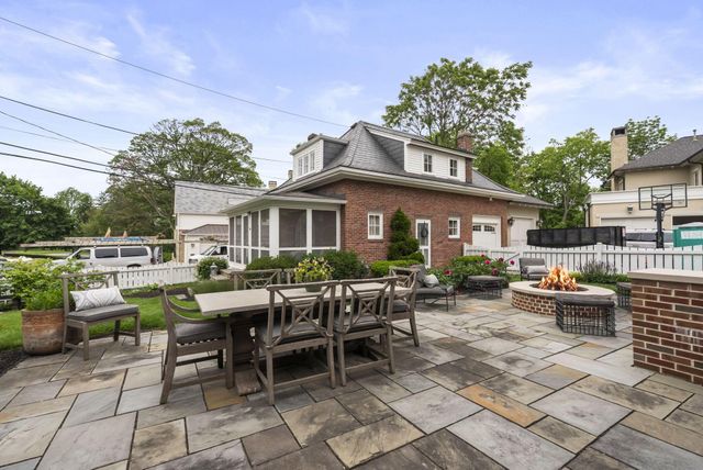 1875 Roxbury Road, Upper Arlington, OH 43212