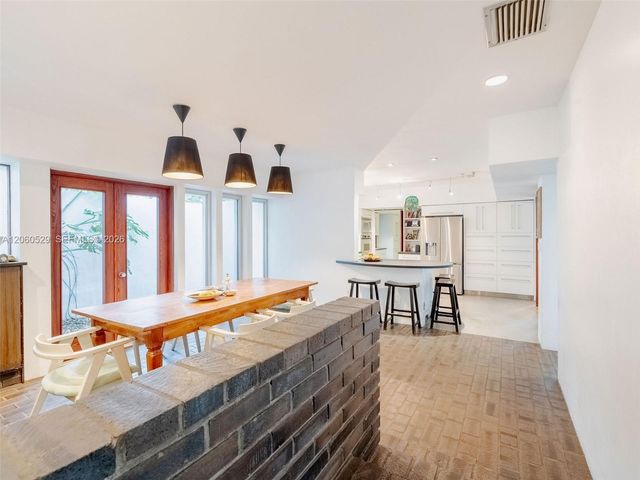 2250 NE 201st St 0, Miami, FL 33180