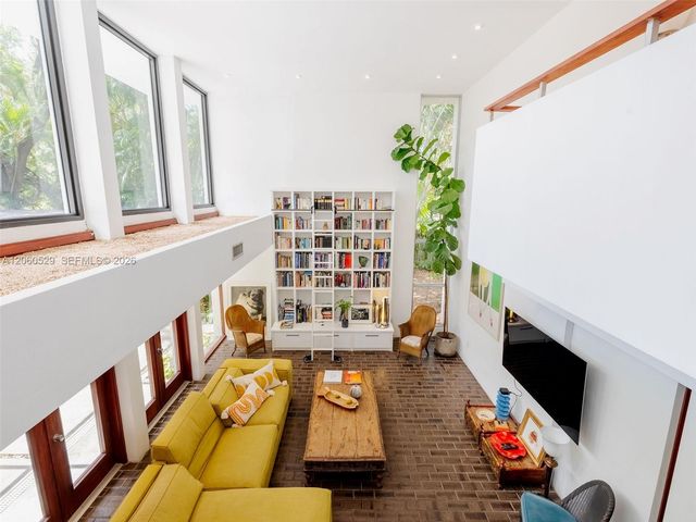 2250 NE 201st St 0, Miami, FL 33180