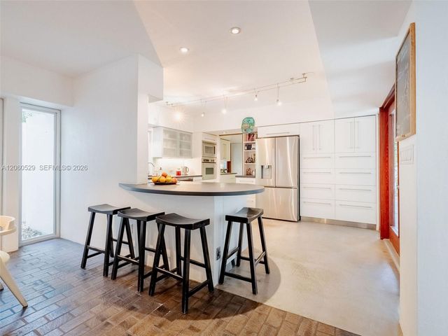2250 NE 201st St 0, Miami, FL 33180