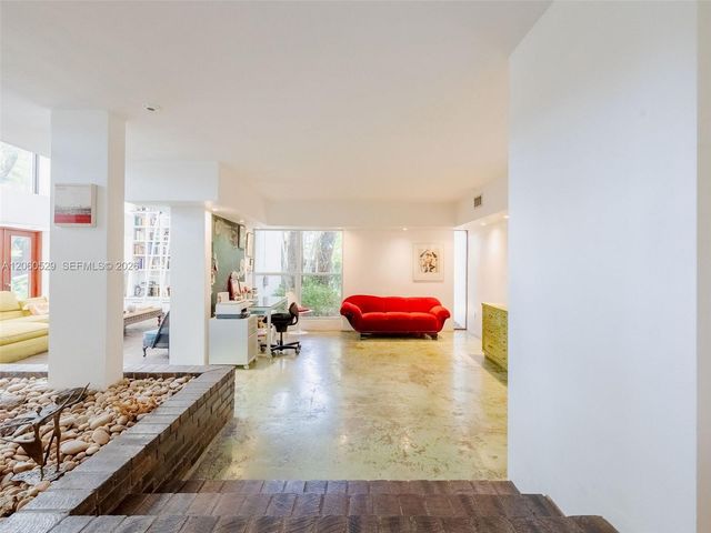 2250 NE 201st St 0, Miami, FL 33180