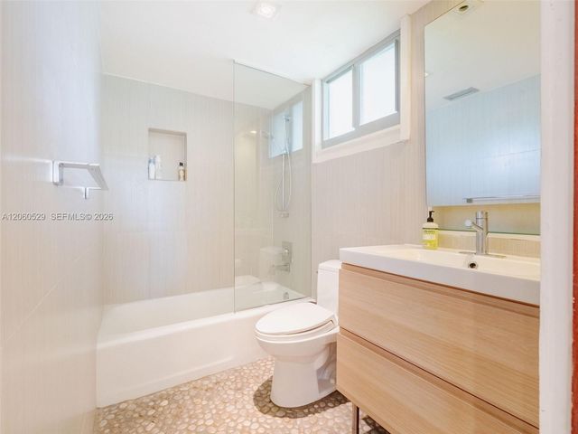 2250 NE 201st St 0, Miami, FL 33180