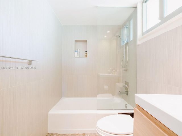 2250 NE 201st St 0, Miami, FL 33180