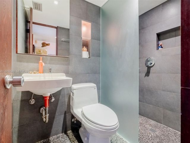 2250 NE 201st St 0, Miami, FL 33180
