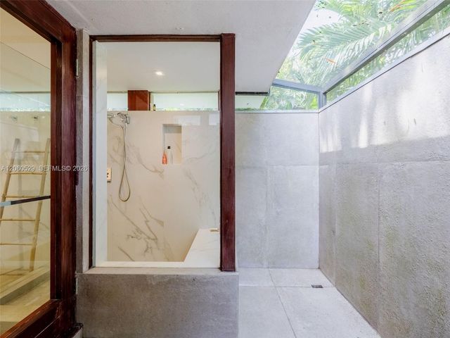2250 NE 201st St 0, Miami, FL 33180