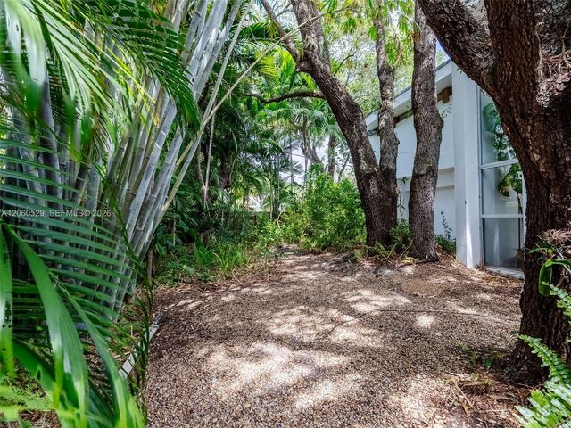2250 NE 201st St 0, Miami, FL 33180