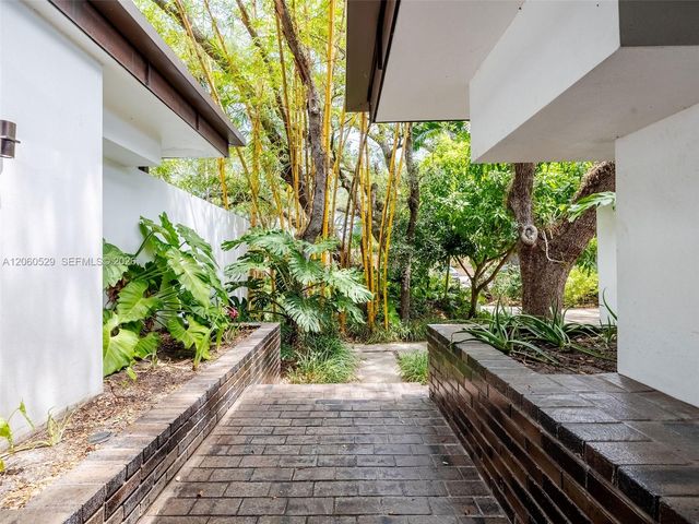 2250 NE 201st St 0, Miami, FL 33180
