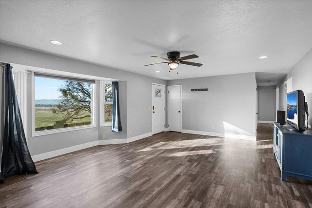 5942 Foothill Road, Central Point, OR 97502