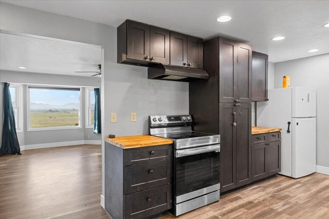 5942 Foothill Road, Central Point, OR 97502