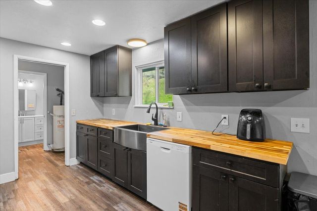 5942 Foothill Road, Central Point, OR 97502